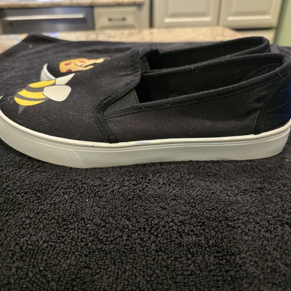 Hashtag Queen Bee Black Slip-On Shoes with Crown & Bee Graphics Size 11 - Picture 3 of 5